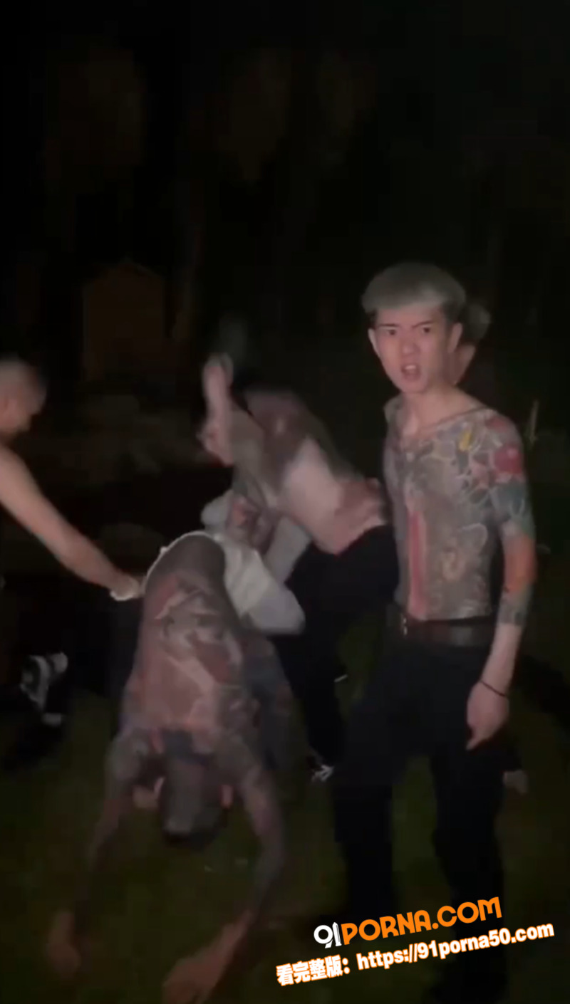 精神小伙霸凌现场视频曝光...（8）