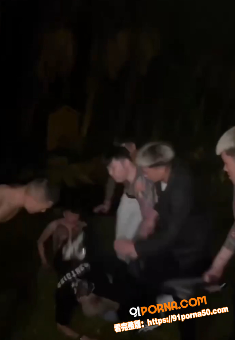 精神小伙霸凌现场视频曝光...（6）