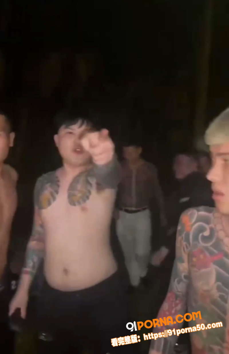 精神小伙霸凌现场视频曝光...（7）