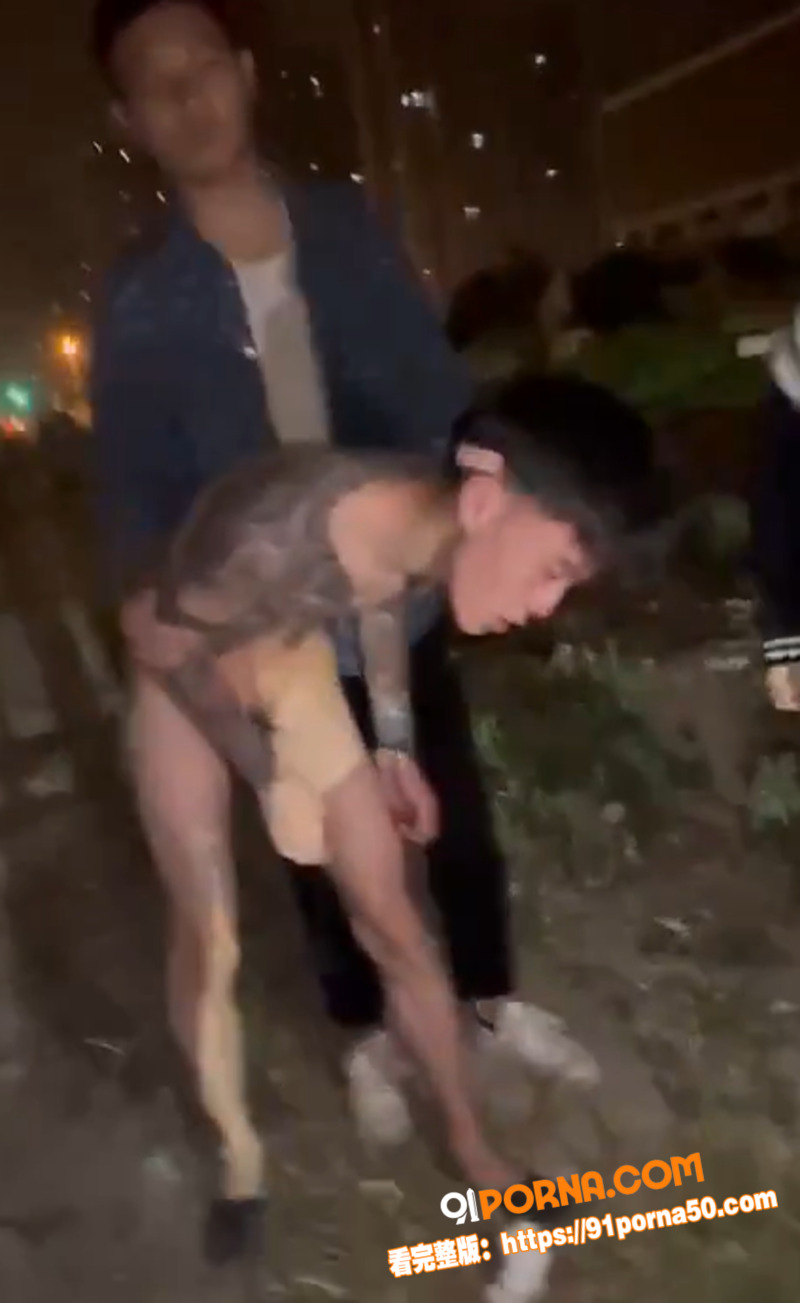 精神小伙霸凌现场视频曝光...（10）